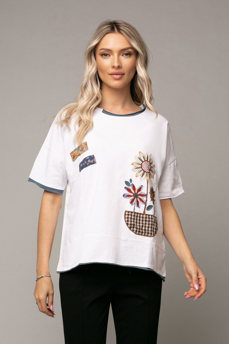 femeie care poarta un tricou alb cu tematica florala