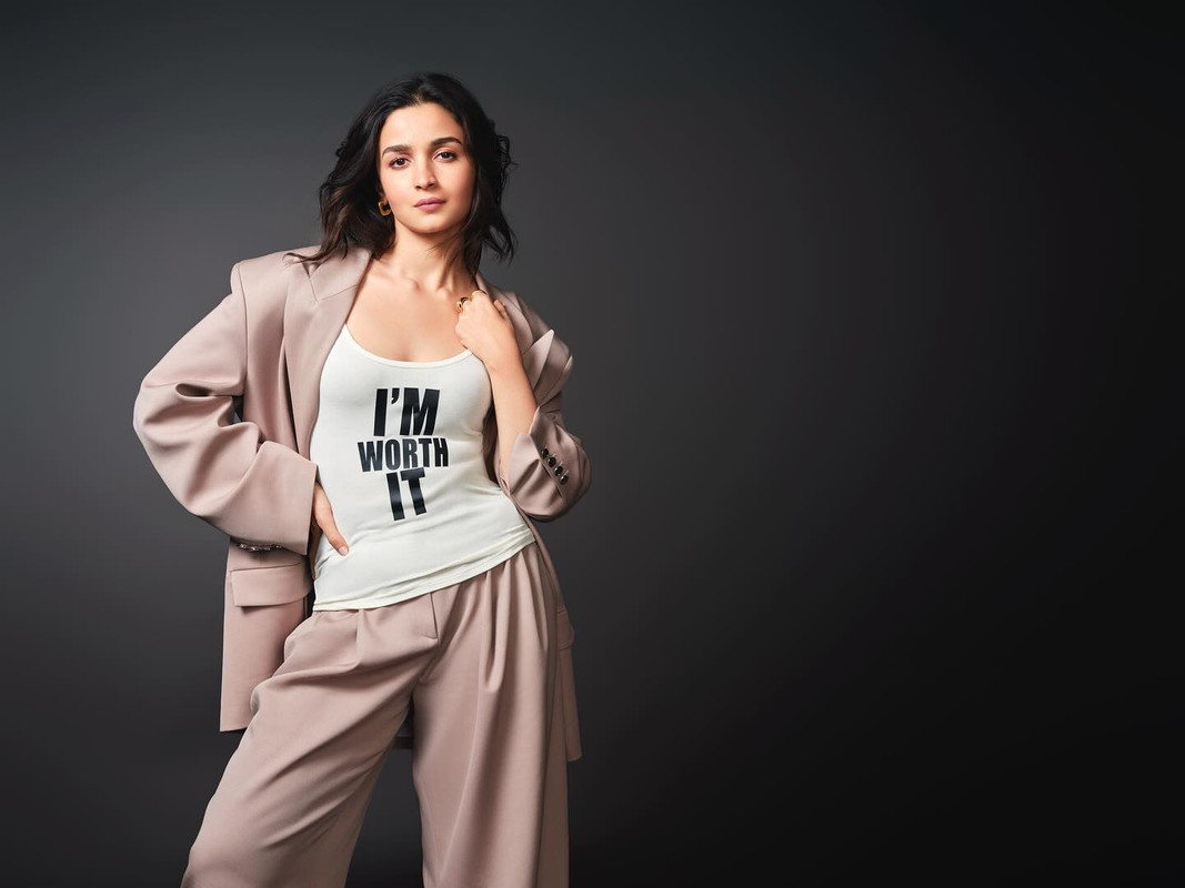 actress-alia-bhatt-in-i-am-worth-it-tshirt