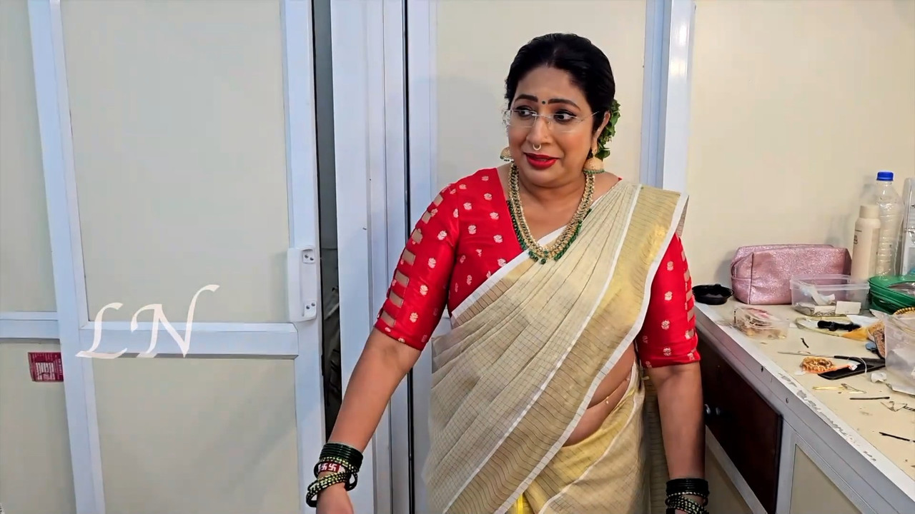 Fleshy Lekshmi nair sexy tummy with belly chain and slight navel mp4 snapshot 01 22 514