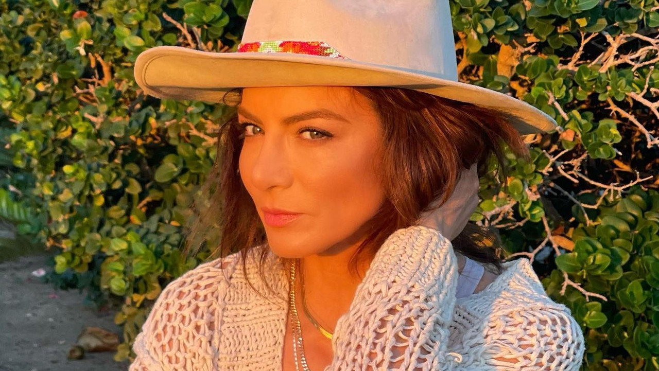 Silvia Navarro con intrépida pose se luce en bikini en la playa