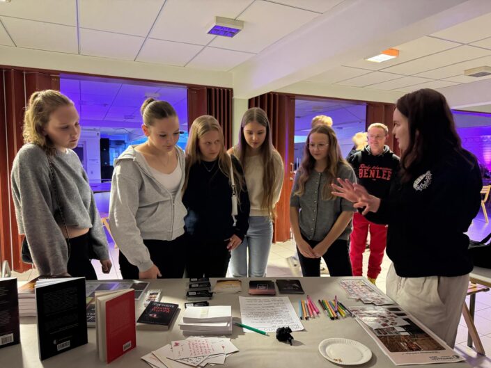 siiri juttelee nuorten kanssa 1 705x529