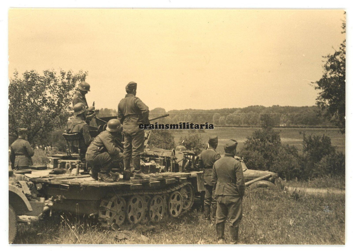 Orig. Foto SdKfz Halbkette mit Flak Geschütz bei Erdkampf in Frankreich 1940
