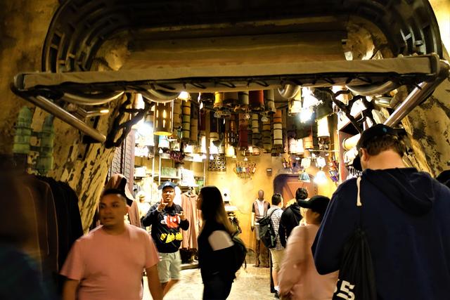 BLACK SPIRE OUTPOST MARKETPLACE, de tiendeo por Galaxy's Edge - DISNEYLAND ~ STAR WARS: GALAXY'S EDGE, LA GUIA (28)