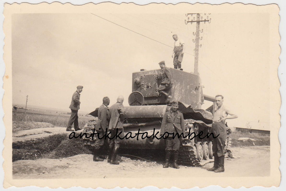 Foto 2.Wk russischer Beute Panzer KW-2 auf Straße zwischen Lemberg und Tarnopol