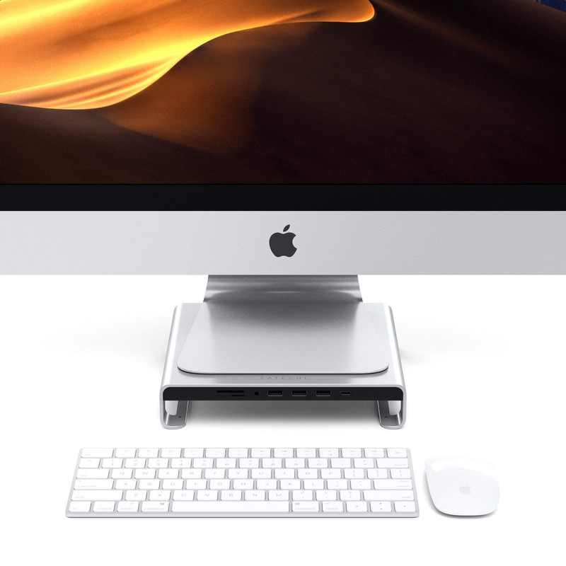 Detalle de los puertos USB-C, USB-A, lectores de tarjeta y jack de audio del soporte Satechi.