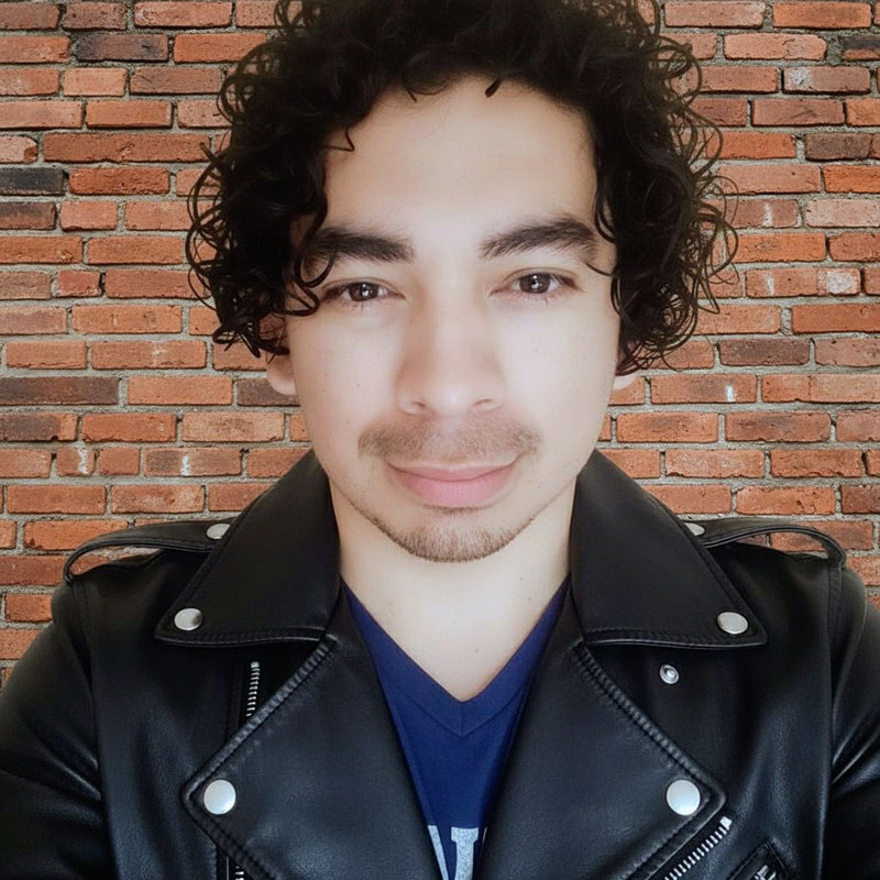 Un retrato profesional de una persona sonriendo.