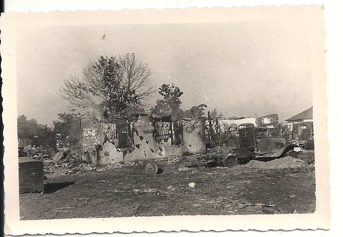 Orig.Foto ausgebranntes Auto Zerstörungen Ruinen