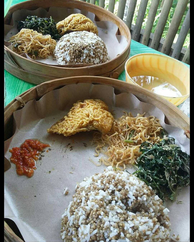 Tiwul lengkap dengan aneka lauk