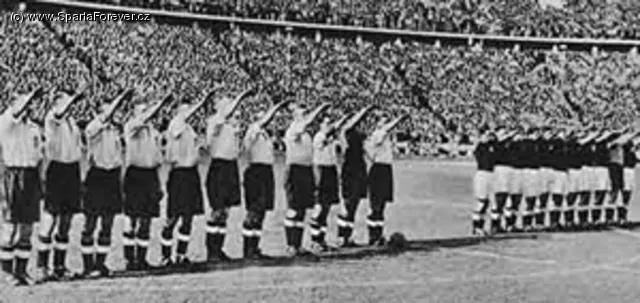 Jugadores de ambos equipos realizando el saludo nazi antes del partido Jugadores de ambos equipos realizando el saludo nazi antes del partido