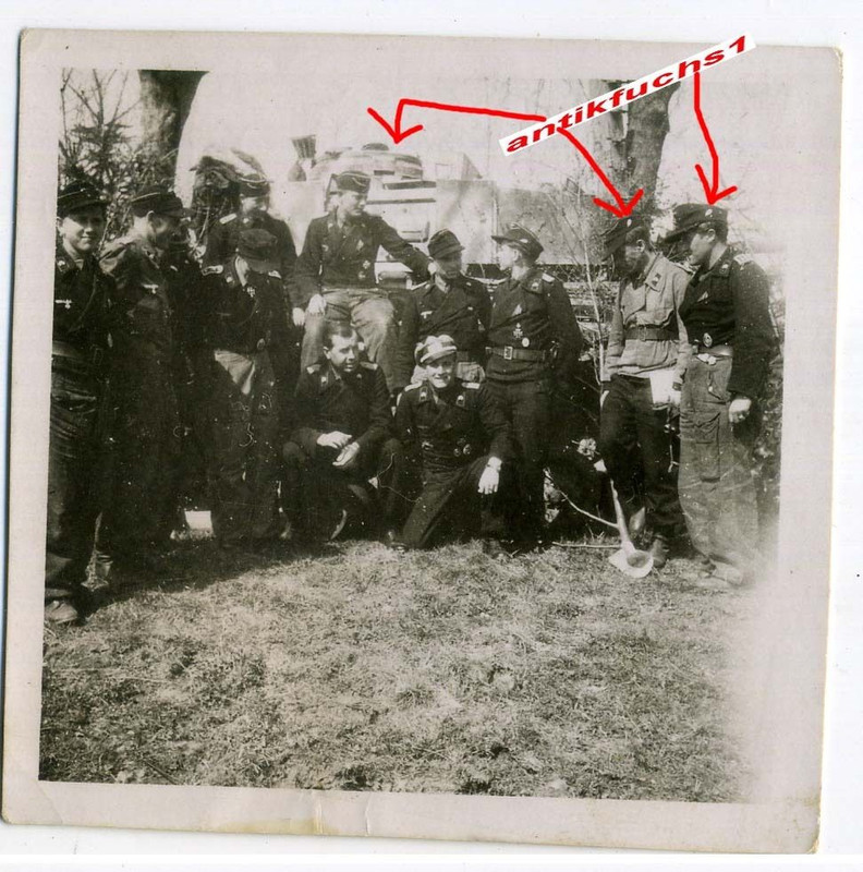 Panzer und Panzer-Soldaten mit Mützen-Abzeichen,