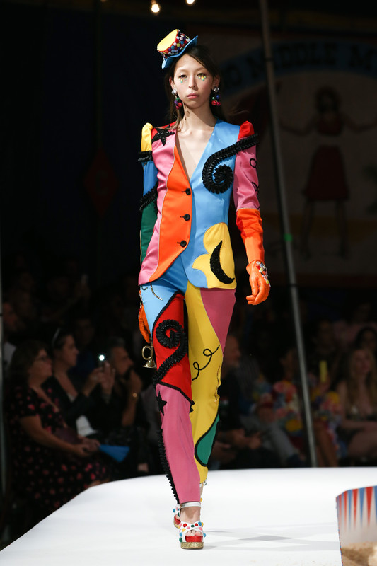 mxmodels-issa-lish-moschino-spring-2019-menswear (2)