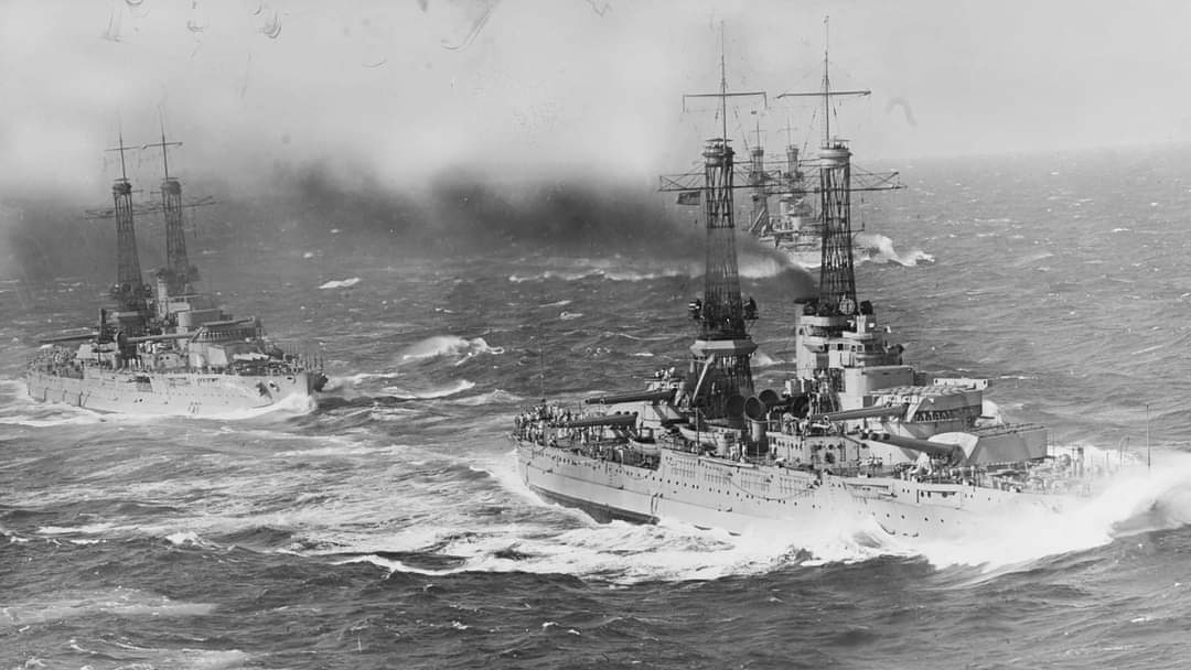 USS-Nevada-BB-36-USS-Oklahoma-BB-37-y-otro-detras-en-1921.jpg