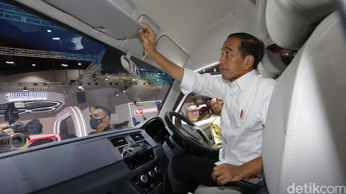 Jajal Mobil Esemka di IIMS 2023, Apa Komentar Jokowi?