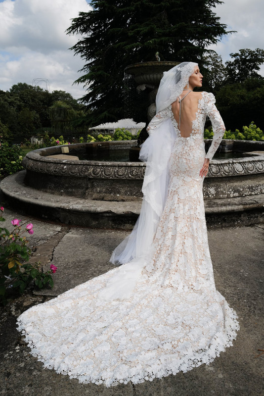 Anna Cleveland sposa in Laura Biagiotti 