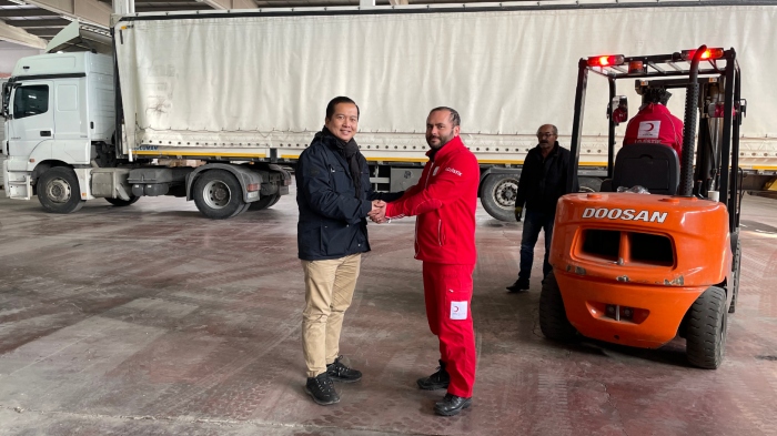 Duta Besar RI menyerahkan bantuan tahap I dari Pemerintah RI kepada perwakilan Turk Kizilay Gaziantep, Mr. Kadir Güzelışık bertempat di kantor Turk Kizilay, Gaziantep, Rabu (8/2/2023).