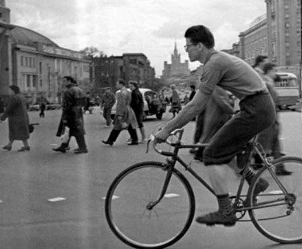 Сев на советский велосипед примите правильное положение воспользовавшись