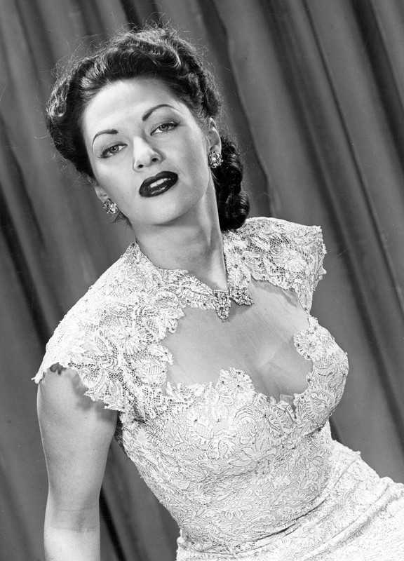 Yvonne_De_Carlo_b23