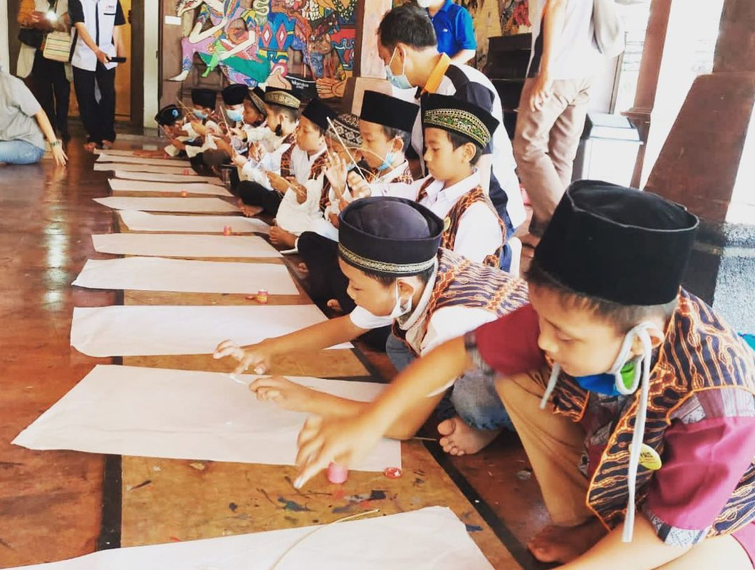 Ilustrasi anak-anak sedang belajar membuat pola batik di Museum Layang-layang, tempat wisata dekat Taman Maragsatwa Ragunan.