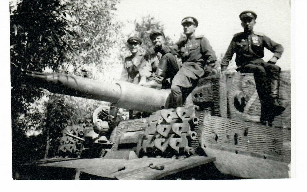 Герой Советского Союза Андреев Андрей Матвеевич - на тигре (3-й слева)