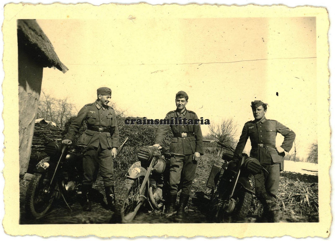 Orig. Foto Kradmelder der GD mit Zündapp Motorrad m. GD Wappen Ärmelband