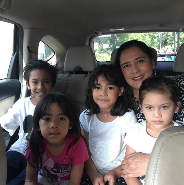 Lidya bersama keempat cucunya