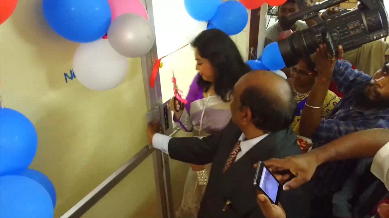 Milf Meena sexy in saree.mkv_snapshot_00.50.388