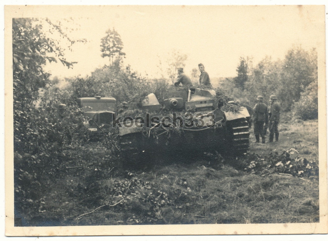 Foto Sturmgeschütz Panzer vor LKW an der Ostfront ! Heeresgruppe
