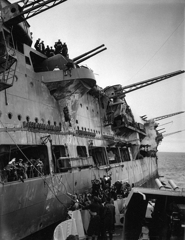 HMS-Ark-Royal-abandono-del-buque.jpg