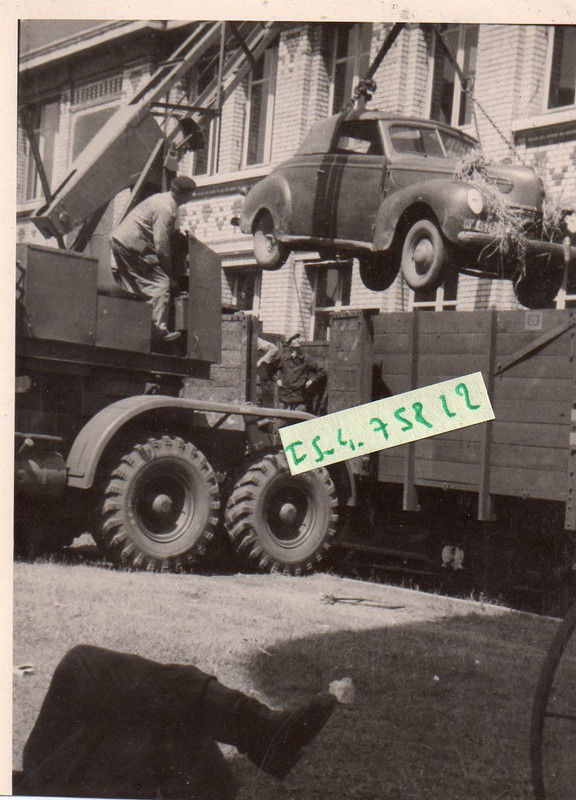 Wehmacht PKW (beutefahrzeug ) wird auf Zug verla