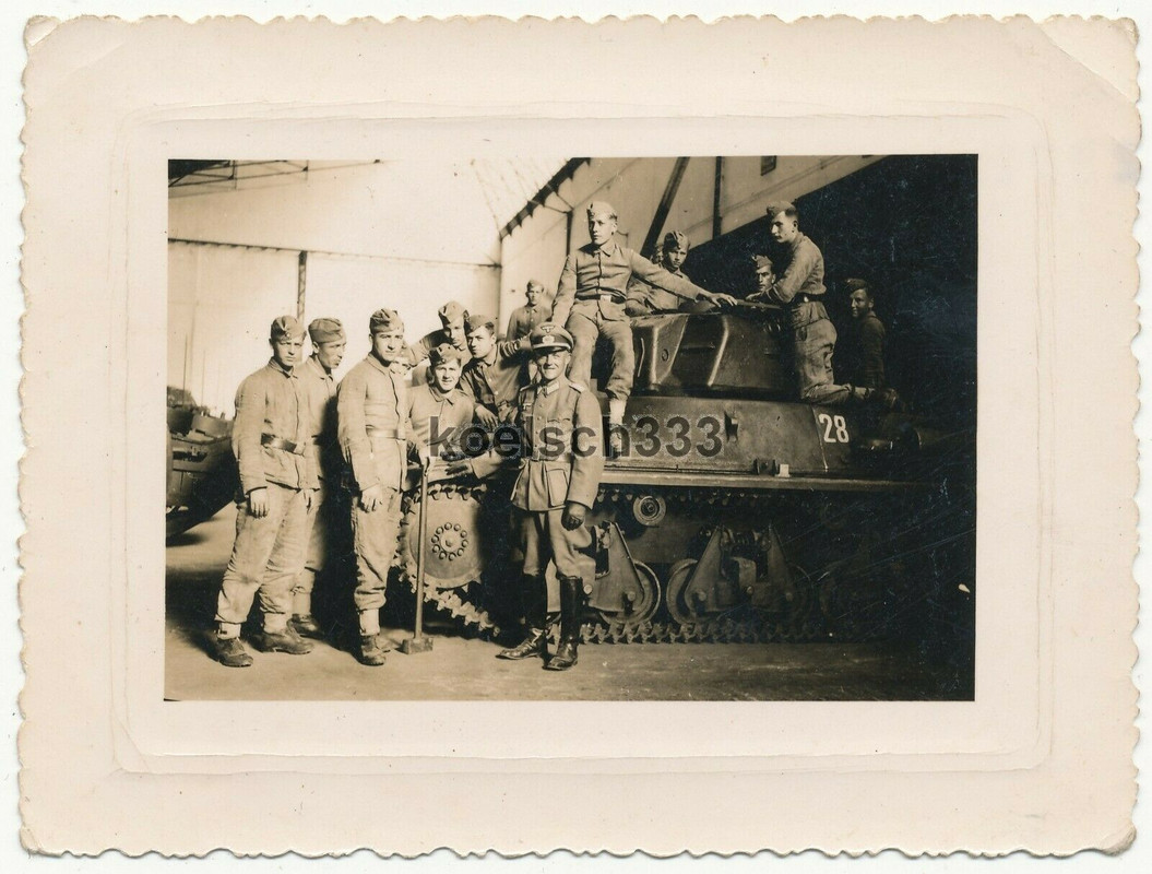 Foto Beutepanzer Kompanie 223 in Frankreich Offizier Panzermänner Char Hotchkiss
