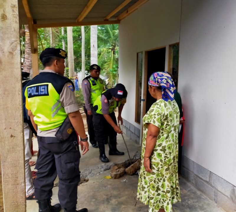 Polres Trenggalek – Kapolsek Gandusari Polres Trenggalek AKP Rohadi SH, bersama Muspika Kecamatan Gandusari, Trenggalek dan anggota mendatangi kejadian tanah retak/gerak di Desa Melis Kecamatan Gandusari, Trenggalek, jum’at (27/12/2019).