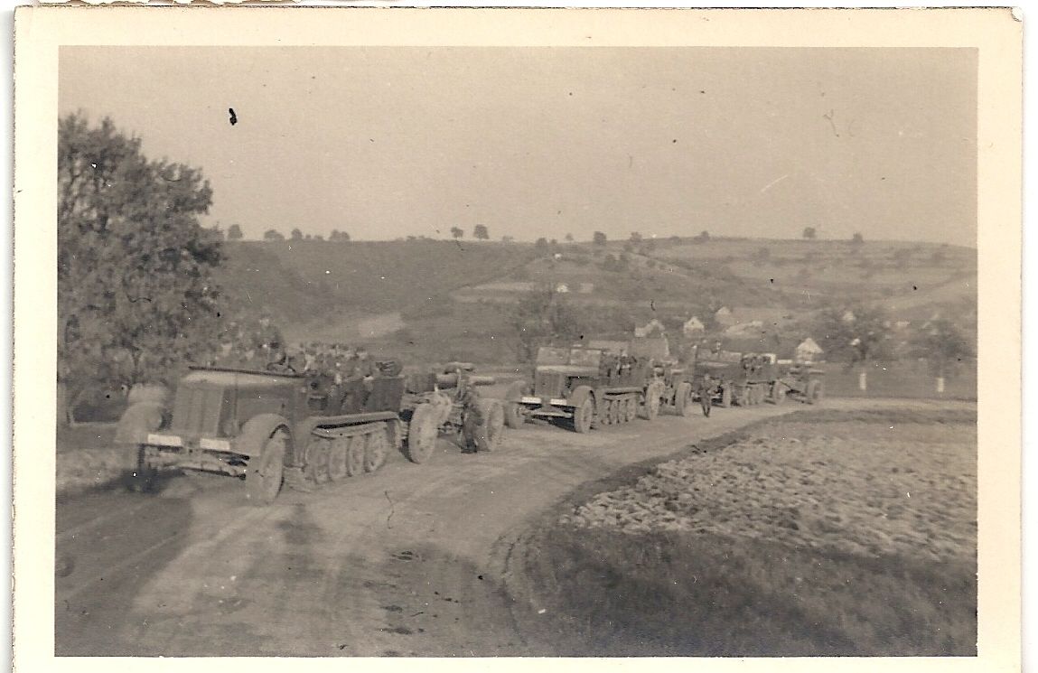 Orig.Foto Halbketten SdKfz mit Geschütz auf dem 