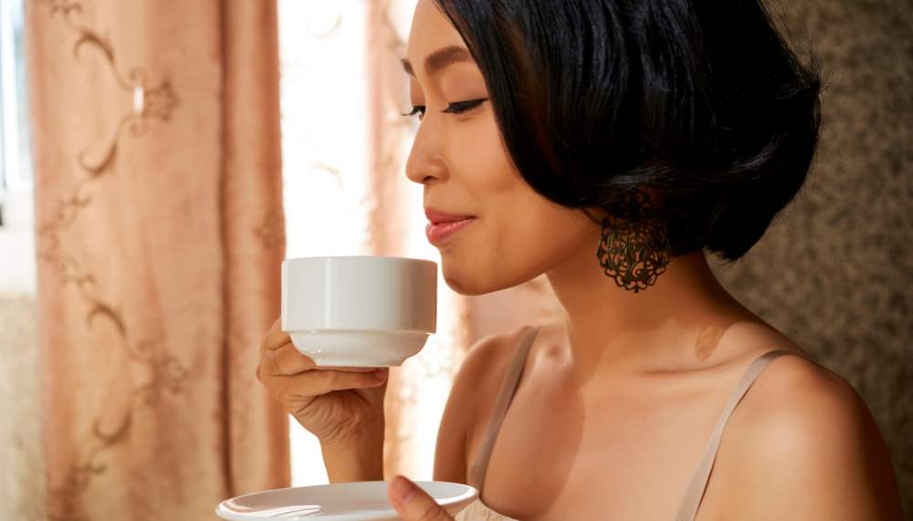 femme qui boit une tasse de thé