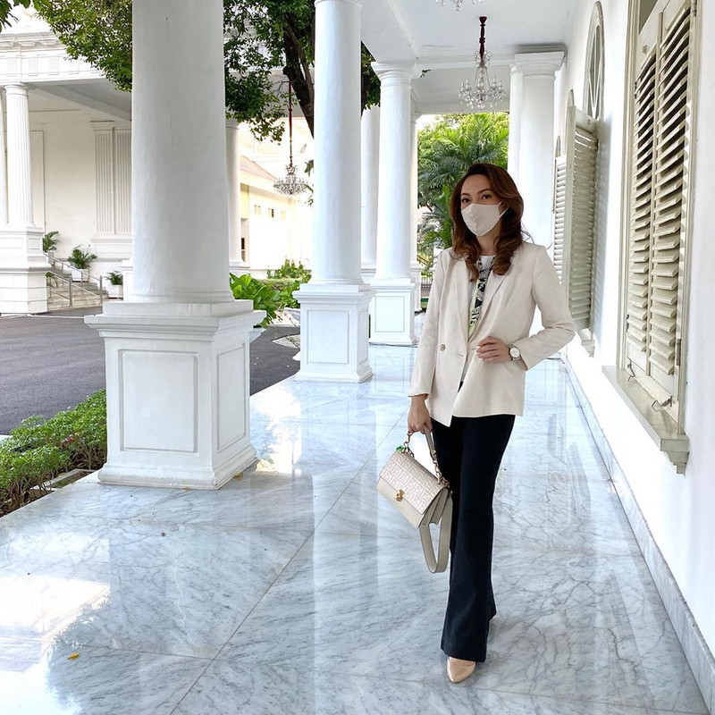 7 Gaya dokter Reisa kenakan masker matching dengan busana, modis abis