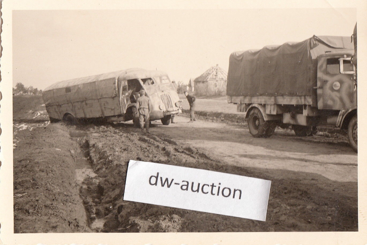 Sturmgeschütz Einheit mit Fahrzeug in Tarnanstri