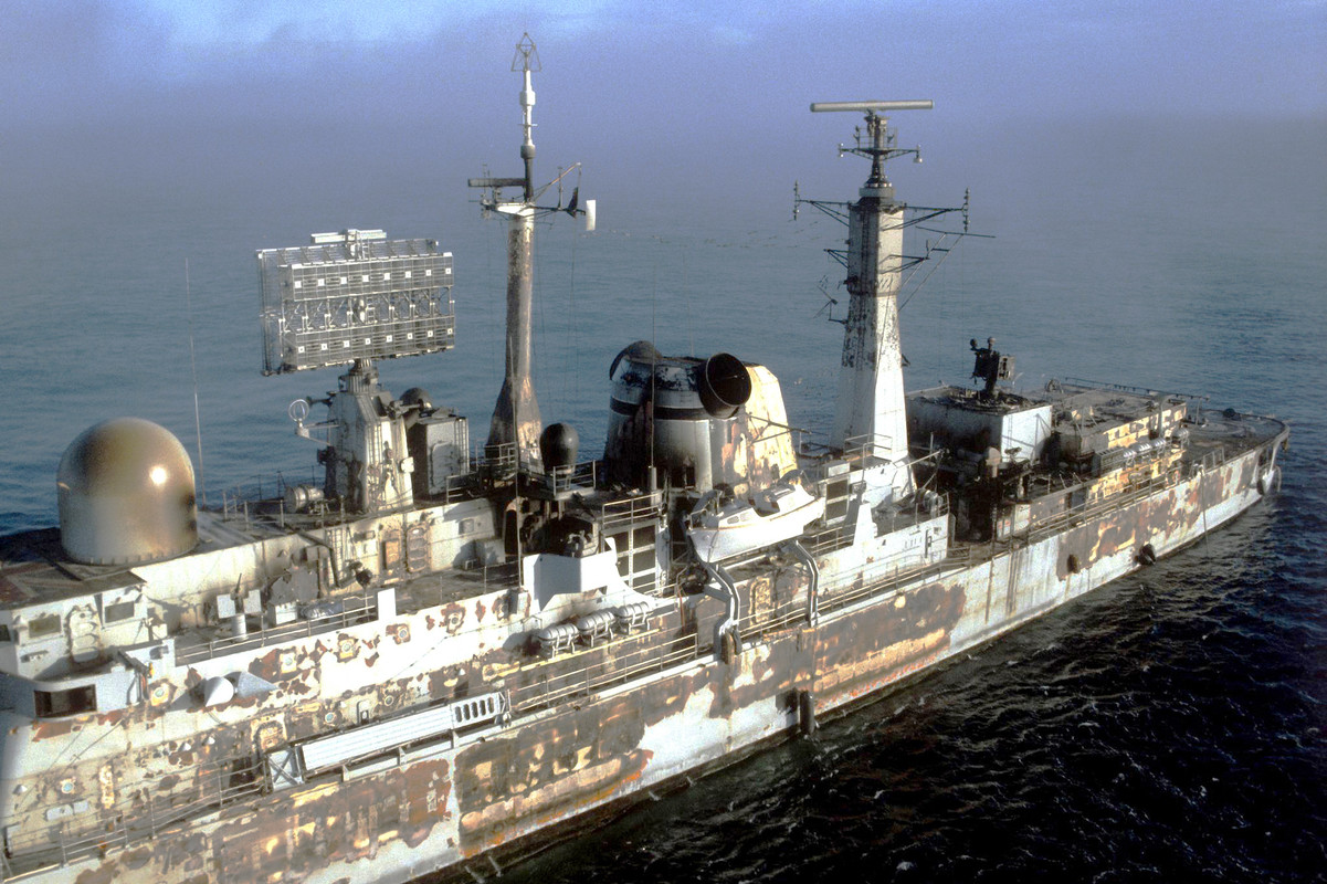 HMS Sheffield (D.80) после ликвидации пожара между 4 и 10 мая 1982-3