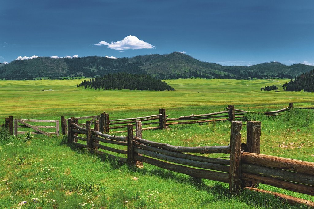 green-mountain-valley-6676532-1280.jpg