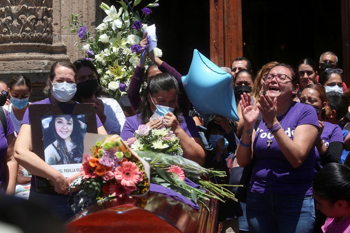 Agresores de Luz Raquel le pidieron rodar en el suelo para apagar el fuego