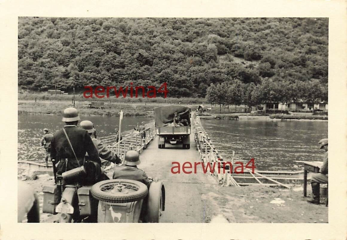 Kradschützen mit Motorrad an Maas Behelfsbrücke bei Fumay Frankreich