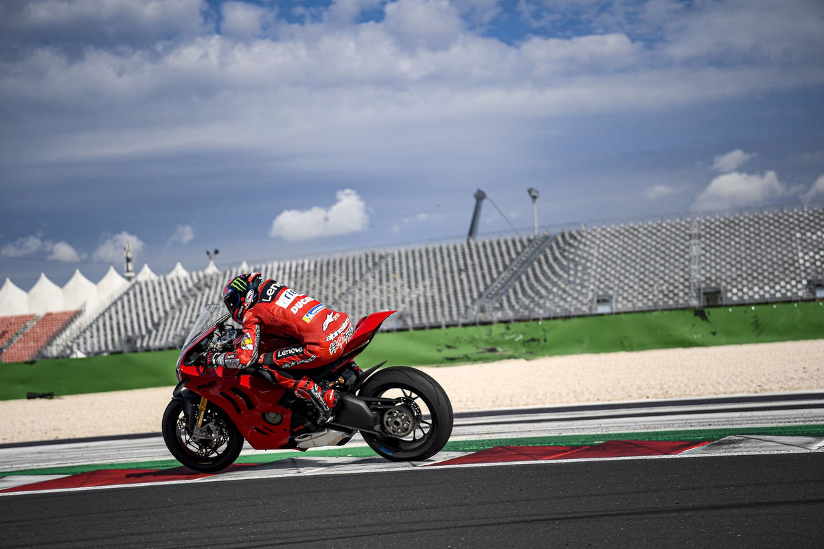 Супербайк Ducati Panigale V4 2022