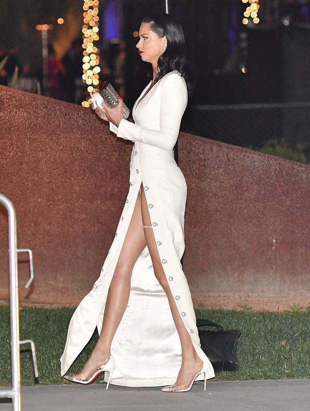 Adriana-Lima-Sexy-UpskirtStars.com (5)