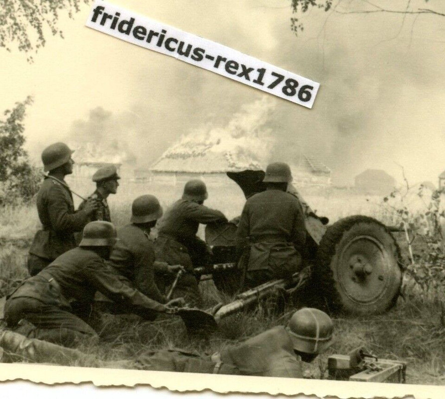 Foto Ostfront HKL Panzer Jäger Abt. im Feuerkampf Stellung Dorf brennt