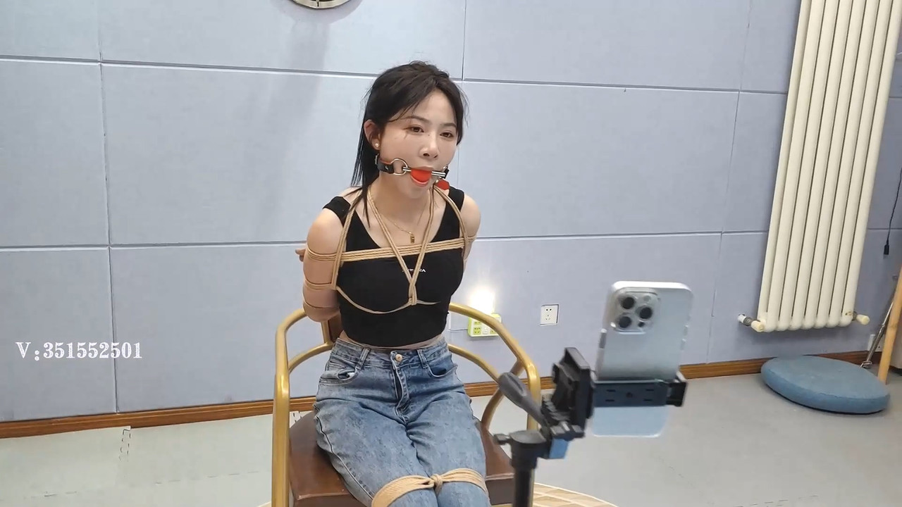 一绳所爱 梦瑶捆绑起来刷抖音.mp4_20240514_185240.305