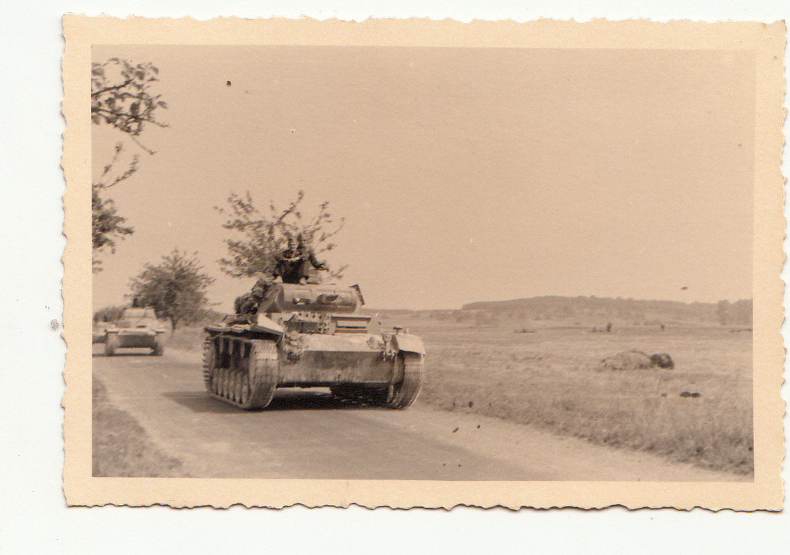 Orig. Foto Deutscher Panzer rollt eine Staße ent