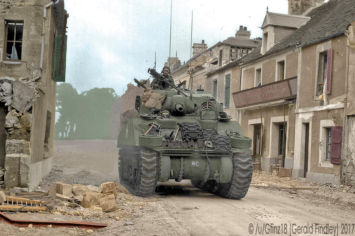 Sherman  - Page 3 Un-M4-Sherman-canadien-du-r-giment-des-Sherbrooke-Fusiliers-avan-ant-travers-Caen-le-10-juillet-1