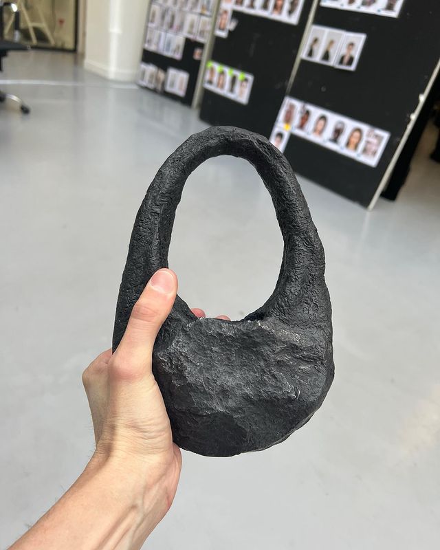 Coperni, la Meteorite Swipe Bag realizzata con pezzi di meteorite