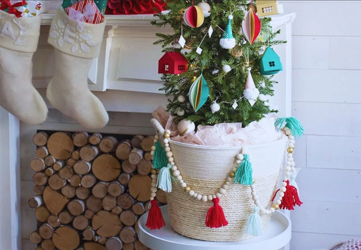 Descubre 5 ideas para poner un soporte decorativo al árbol de Navidad