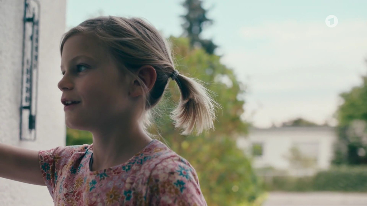 Einfach Nina (2022)_00_09_23_00_37