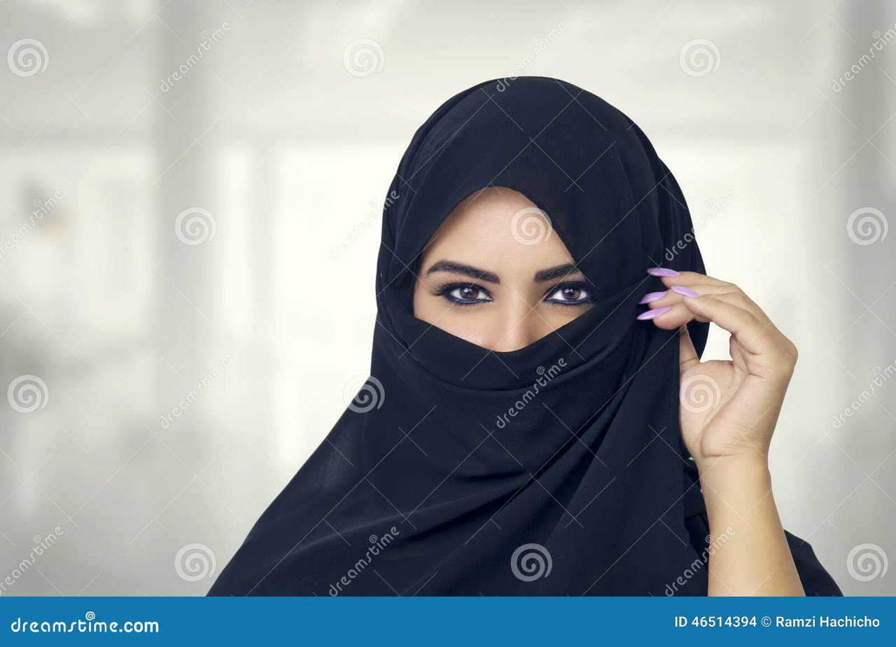 C:\Users\lenovo\Pictures\Saved Pictures\muslim woman\primo-piano-d-uso-di-burqa-della-bella-ragazza-musulmana-46514394.jpg