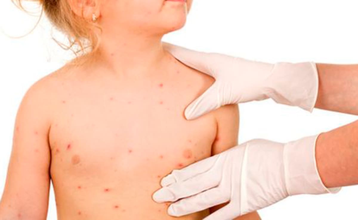 Mujer saca del ataúd a su hija para arrullarla por última vez